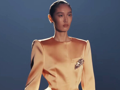 The debut collection revisits old Hollywood glamour and the iconic showgirl, long cast as a modern goddess. It connects Mugler’s heritage with a personal effort to harmonise conflicting energies and honour the house’s bold, iconoclastic spirit