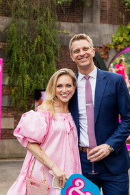 A Embaixada Britânica se juntou à Warner Bros para organizar uma recepção para o lançamento de "The Barbie Movie" em 17 de julho de 2023 - filmado principalmente no Reino Unido. Essa tendência foi um dos maiores hits em 2023, com a ampla divulgação de Barbie dirigido por Greta Gerwig e estrelado pela Margot Robbie, que representa a Barbie protagonista e central na história. A atriz trouxe looks não só inspirados na boneca, mas também usou réplicas de visuais clássicos, fazendo assim a direta conexão a tour de divulgação do filme, ato que foi replicado pelos próprios telespectadores que inundaram os cinemas com a onda rosa 