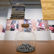 Los colores de la tierra. El arte textil moderno en México, vista de exhibición. Cortesía de Weltmuseum Wien