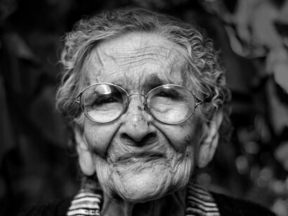 In una casa di riposo, le giornate si riempiono di piccoli gesti di affetto, di giochi condivisi e di momenti che danno ancora valore al tempo