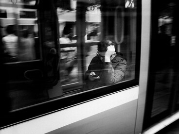 No entanto, o papel da tecnologia, por um lado, é uma ferramenta poderosa de empoderamento, mas, por outro, pode acabar criando um ambiente propício para a dependência, como todos nós estamos presenciando. O problema é que, quando as pessoas se tornam excessivamente dependentes de ferramentas externas (como a IA ou as redes sociais), elas podem perder a capacidade de desenvolver o pensamento crítico e a criatividade por conta própria