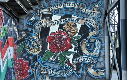 "In memoria dei tifosi morti prima della finale di Coppa Europa Juventus-Liverpool allo stadio Heysel di Bruxelles nel maggio 1985". Questo graffito si trova anche sul fondo della tribuna Aad Mansveld.
Questo stadio sarà demolito alla fine del 2007