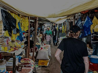 Turista explora o Mercado Municipal de Moçambique