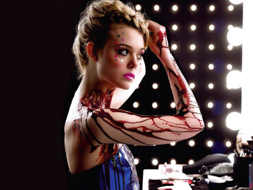 En el mundo de la moda, la apariencia de Jesse despierta un hambre voraz que transforma toda contemplación en deseo de posesión