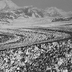 Sebastião Salgado, Un ghiacciaio che si stacca, accanto gli effetti della progressiva erosione. Ghiacciaio Grey, Campo de Hielo, Parco Nazionale Torres del Paine, Patagonia, Cile, 2007. Mit freundlicher genehmigung des Mart