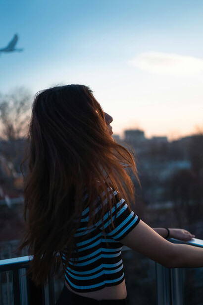 Cada etapa del trayecto —del aeropuerto a la embajada, del avión al bus— fue un recordatorio de que lo desconocido también puede sostenernos