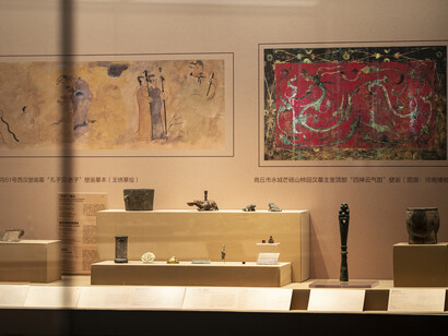 Zhōng the cradle of China. Glory of the central plains civilization, exhibition view. Courtesy of Tsinghua University Art Museum