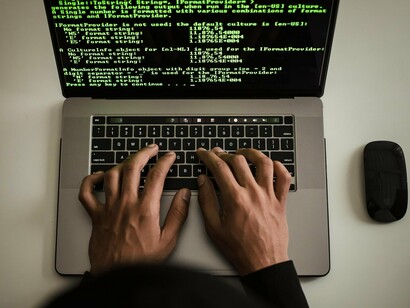 Além disso, a automação de processos traz outro aspecto ético significativo. Apesar de sua eficiência para agilizar tarefas, os algoritmos de IA podem tomar decisões erradas ou desconsiderar fatores éticos e humanos. Por isso, o papel das pessoas em revisar, complementar e corrigir essas decisões dentro das empresas é indispensável e não deve ser negligenciado