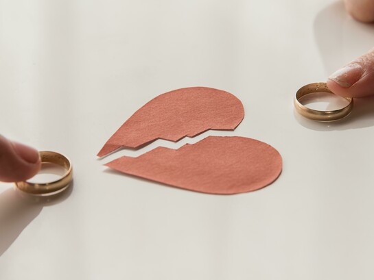 Um novo fenómeno vem sendo observável na nossa sociedade casamentos de fachadas que são suportados por amantes para ambos sexos, existem mulheres que suportam seus lares com recursos do amante vice-versa para o homem. É triste o que a nossa sociedade se tornou, o casamento é um instituto que devia ser um símbolo de tradição e respeito para as gerações vindouras, mas infelizmente assiste-se essa telenovela barata que periga o desenvolvimento da harmonia social que se espera de um casamento para a sociedade