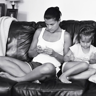 Eric Pickersgill Studio, fotografía de la serie Removed, la cual representa recreaciones de escenas que vivo a diario