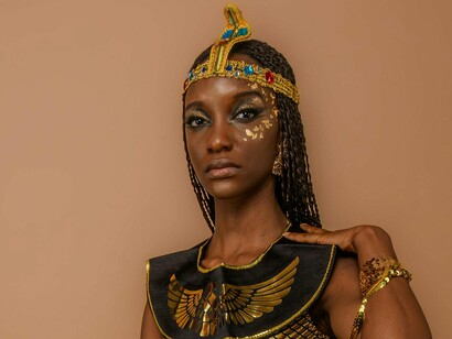 Sobre as colunas de um palácio, uma águia com um disco solar na cabeça observava o tempo transcorrendo à sua volta. Pessoas com túnicas de tecidos raros, com motivos egípcios, transitavam diante da imponente construção, mas sem pressa. Carros alados e placas luminosas completavam a modernidade antiga daquela cena