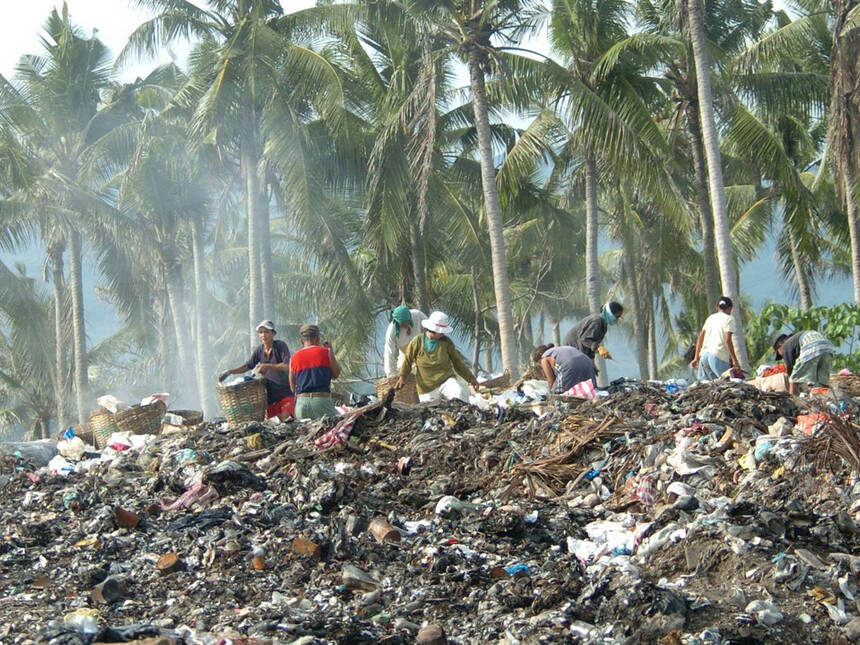 Environmental violations in Boracay Island Meer