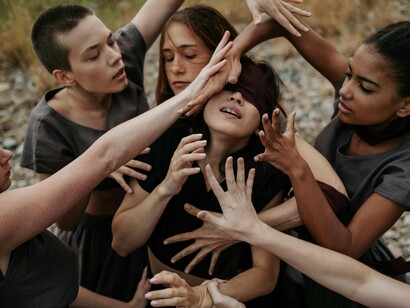 Mulheres 50 + atravessam períodos de grandes transformações físicas, psíquicas e sociais, processos intensos vividos nos corpos do mover, do pensar, do sentir, muitas vezes mal compreendidos, mal nutridos e desamparados. É um momento delicado de mudanças hormonais, celulares e espirituais, em seus corpos, que precisam ser aceitos, entendidos e acompanhados com empatia, amor e muita Dança
