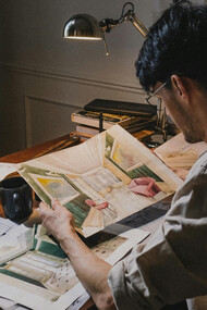 Estar no presente, sem pressões dos sistemas sociais ou familiares, permite uma vivência autêntica e livre de convenções. A busca por essa liberdade, embora desafiante, promove a autonomia individual e enriquece a experiência de estar no mundo