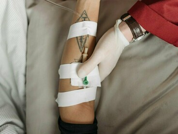 A leptospirose é uma enfermidade infeciosa emergente que esta sendo negligenciada porem, afetando muitas pessoas anualmente ao redor do mundo (Ahmed, Grobusch, Klaster, & Hartskeerl, 2012). Embora possa ocorrer tanto em ambientes rurais quanto urbanos, nos últimos anos tem ganhado destaque nas cidades, particularmente em comunidades vulneráveis com infraestrutura insuficiente


