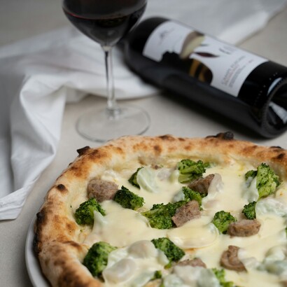 Dietro ogni impasto perfetto ci sono mani che sanno ascoltare: il ritmo del lievito, la temperatura del forno, la poesia della tradizione. Ph Luigi Boccardo