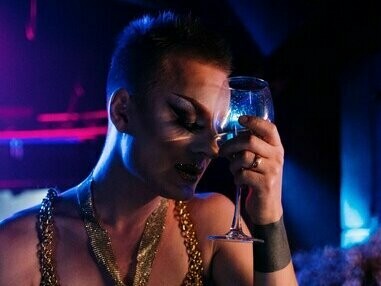 Drag queen. Enquanto ainda existir essa diferenciação de colocar as pessoas trans em uma categoria especial, tratar elas como um animal exótico, como uma forma de demonstração diversidade, como um adereço para fins pessoais (principalmente na política), a solidão das pessoas trans não vai acabar