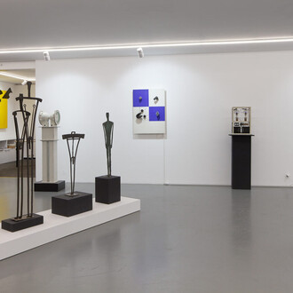 Cosmo–Takis, Hommage à Takis (1925 – 2019) à l’occasion du 100ème anniversaire de sa naissance, vue de l'exposition. Avec l'aimable autorisation de Xippas