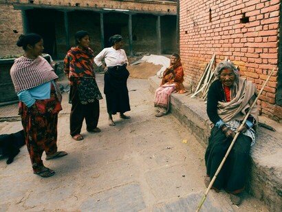 Los participantes de la edición de 2025 ya han sido convocados a contribuir, comenzando por responder a un cuestionario destinado a hacer que el ZEM sea aún más   inclusivo.
Grupo de mujeres sin casa reunidas en una ciudad