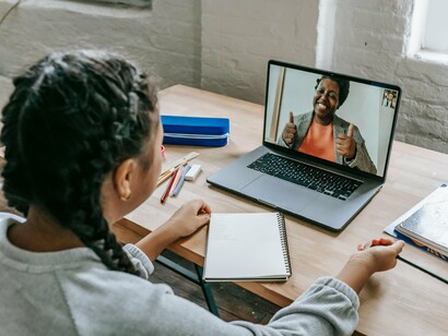 Em contra pé, pois apenas 22% da população tem acesso corrente eléctrica, esses dados, podem reconduzir-nos a concluir que temos inúmeros estudantes sem acesso a internet, a computador e corrente eléctrica nas suas residências. Perante essas desigualdades ao acesso a esses serviços básicos, comprometem drasticamente o processo de ensino e aprendizagem usando AVA