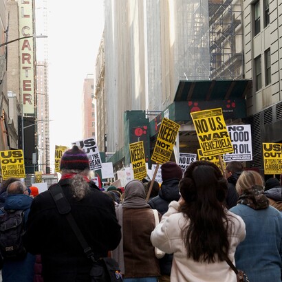I manifestanti si riuniscono a Times Square per protestare contro l'invasione del Venezuela e il rapimento di Nicolás Maduro da parte degli Stati Uniti. New York, USA