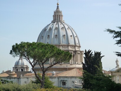 Progettata da grandi maestri come Bramante, Michelangelo, Maderno e Bernini, rappresenta un’unione unica tra arte, fede e potere spirituale