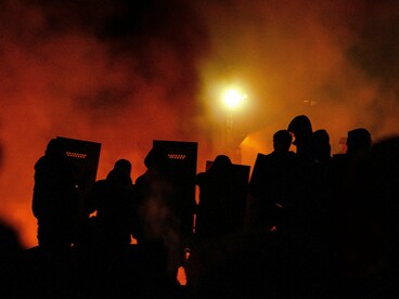 Espero que não voltemos as hostilidades dum passado recente e doloroso que custou vidas inocentes por conta da arrogância e orgulho. É possível governar com os vencidos o mundo ocidental já provou isso e é algo prático, basta so acreditar e implementar, este povo não precisa mais de guerra e conflitos evitáveis
