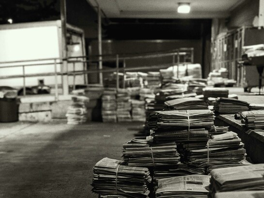 O leitor deve estar atento às marcas linguísticas de subjetividade presentes em textos jornalísticos, particularmente naqueles em que a objetividade e a imparcialidade deveriam ser uma de suas características principais; no caso, as notícias, identificando opiniões em textos que, teoricamente, deveriam passar aos leitores uma exposição que tendesse o mais possível à objetividade. A percepção da subjetividade nos textos é algo que pode e deve ser aprendido. Nesse sentido, a escola assume uma função muito importante para a formação de leitores críticos