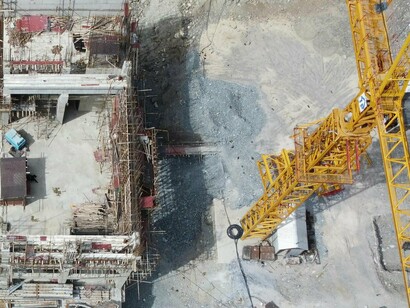 Elementos como neodímio, disprósio e praseodímio são fundamentais para a produção desses ímãs compactos e eficientes, capazes de suportar altas temperaturas e oferecer desempenho superior aos materiais convencionais. Sem eles, o avanço das energias renováveis e o desenvolvimento de veículos elétricos de longa autonomia seriam muito mais lentos e custosos