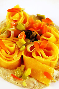 Pappardelle vegan con crema di fave e anacardi e foglie di bieta 