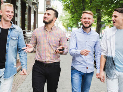 No era alto ni bajo, ni joven ni viejo: era una suma de gestos y discursos. Tenía la mirada entrenada por Señor Libro y Señor Calle y eso se notaba