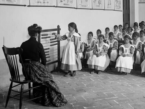 Rosario López pertenece a una estirpe que se desvanece. No es clienta asidua; aparece cuando quiere y puede, como se debe visitar un lugar: por deseo y por impulso.  Mujeres luchadoras, dónde pueden y cómo pueden. Aquí en la Revolución mexicana, México