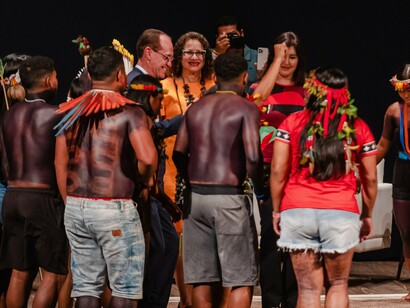 Evento: O Brasil Indígena - uma nova foto da população indígena, 2023. Em um registro distinto, mas complementar, Daiara Tukano tem construído uma obra que entrelaça ativismo, pesquisa e produção visual. Suas pinturas, que dialogam com padrões visuais tradicionais tukano, têm circulado em exposições como a coletiva "Moquém_Surarî: Arte indígena contemporânea" no MAM-SP (2021), explorando tanto a beleza das cosmologias de seu povo quanto denunciando violações de direitos indígenas