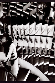 Chanel sulla scala a specchi di Rue Cambon 31, foto Cecile Beaton 