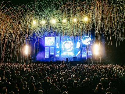 Em “Break the Ice”, Britney mergulha em uma sonoridade futurista e gelada, com batidas fragmentadas e vocais distorcidos que reforçam a estética eletrônica de Blackout