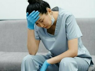 É essencial entender que o burnout não é uma falha individual. Não é fraqueza. Não é falta de preparo. É o sintoma de um sistema estruturalmente adoecido. Um sistema que exige produtividade em ritmo industrial, mesmo quando o que está em jogo é o cuidado com vidas humanas. Um sistema que exige entrega total e devolve pouco ou nada em termos de suporte emocional, financeiro ou institucional