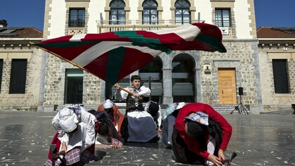 Dança tradicional basca realizada na praça em frente à prefeitura de Amurrio, no País Basco. Às vezes parece difícil. Às vezes sinto que o tempo corre contra mim. Mas sigo com fé, com gratidão, com o sentimento de que há vozes que nunca nos deixam desistir. E agora, ao escrever estas linhas, sei que não foi acaso que me aproximou de Sabrina, Carlos, Jesús, Robert, Tomas, Xabi, Iñaki, Scott e tantos outros