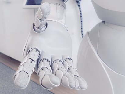 L'intelligenza emotiva guida la creatività e l'intuizione, mentre l'intelligenza artificiale offre strumenti per realizzare idee in modo rapido e preciso 