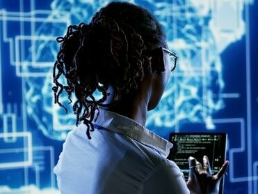 Sistemas de inteligência artificial devem ser projetados com base nos mesmos fundamentos éticos que orientam a interação entre pessoas. Isso significa priorizar argumentações lógicas, comprometimento com a verdade, respeito aos usuários e aos valores de justiça, transparência e empatia