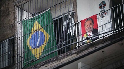 Sandra Kogut mergulha no cotidiano de brasileiros comuns em uma eleição histórica, mostrando como a democracia se constrói na coragem silenciosa de pessoas anônimas. Entre diários em vídeo, equipes locais e acesso exclusivo a órgãos eleitorais, o documentário revela o esforço “de formiguinha” que mantém a política e a democracia em movimento, mesmo em tempos de polarização extrema