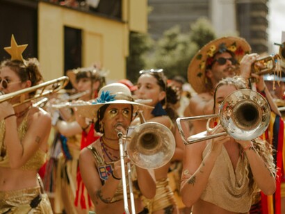 Antes dos primeiros acordes dos clarins de Momo, toda gente já está de pé em volta de uma mesa repleta de várias opções que fazem um poderoso café da manhã; desde o dia em que os meus pais permitiram a mim e aos meus irmãos sairmos sem eles para participar da folia, algo ficou primeira mente claro; não sair sem se alimentar bem, afinal, com tanta ladeira, música alta, calor extremo e empurra-empurra, algo de fato é fato, saco vazio não fica de pé