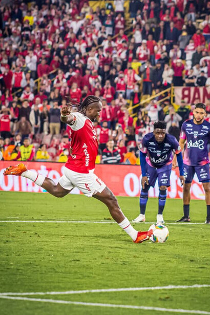 Hugo Rodallega aparece como una figura emblemática que desafía los prejuicios sobre la edad en el fútbol, al marcar el gol decisivo de una final a los 39 años y hacerlo, además, estando lesionado