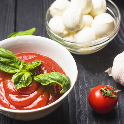 In Puglia è frequente l’uso di formaggi locali come caciocavallo o scamorza, che danno gusto e sostanza