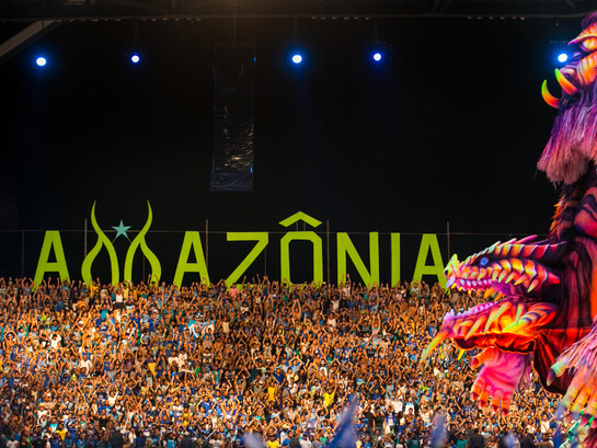 Isabelle Nogueira, ex-BBB e Cunhã-poranga do Garantido, destacou a cultura do Amazonas e impulsionou o turismo local com sua participação no reality. Foto da apresentação do Boi Caprichoso no Festival Folclórico de Parintins de 2015, cidade do interior do estado do Amazonas, Brasil