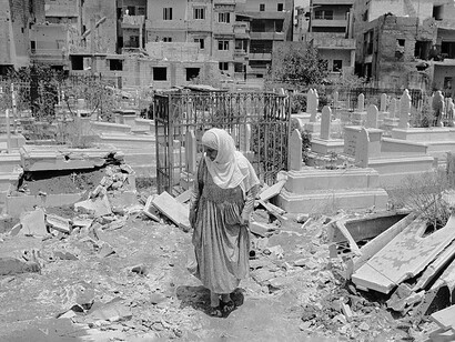 Cementerio destruido durante la Guerra Civil Libanesa en Beirut, 1982