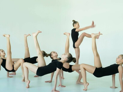 Mais de meio milênio após o estranho verão de 1518, a Praga da Dança permanece envolta em mistério. O que levou dezenas — talvez centenas — de pessoas a dançar sem parar, muitas até a morte?