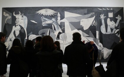 Visitatori del Museo Nacional Centro de Arte Reina Sofía osservano la "Guernica" di Picasso, Madrid, Spagna. 
È una continua Guernica, la forza. Stare in questa guerra mentre provi a dipingere armonia