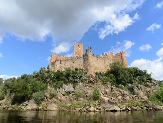 E visitemos uma cidade-estrela (como Almeida) ou uma constelada (como Lisboa, com Bairro, Largo, Jardim e Basílica assim designados, anunciando Belém/Restelo), fazendo dela a nossa nova Belém e mergulhando nesse imaginário de outroragora em que Natal “é quando um homem quiser” (Ary dos Santos)