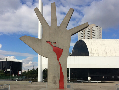 Brasil ha aprobado regulaciones que afectan a las grandes tecnológicas norteamericanas y, por si fuera poco, contempla la construcción de un corredor ferroviario bioceánico con Perú con la participación de empresas chinas. Escultura «Mão» (Mano), de Oscar Niemeyer (1907-1912). Ubicada en el Memorial de América Latina, São Paulo, Brasil