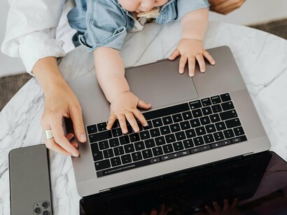 Mãe trabalha com seu bebê a tiracolo. Essa reflexão aqui compartida com você, leitor, desenrolou-se após o momento de empatia em relação à manicure e ao seu filho. Quantas outras crianças e adolescentes são educados um pouco à parte da sociedade em que vivem, justamente por não compartilharem os mesmos vínculos e histórias que seus companheiros originários do local em que habitam? 